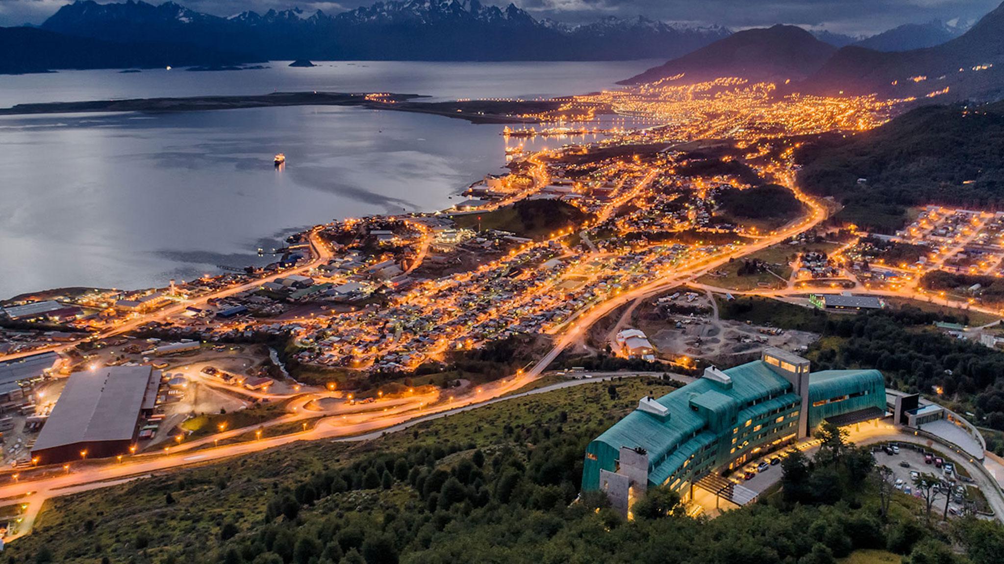 Arakur Ushuaia Resort & Spa Exterior foto View of Ushuaia at night